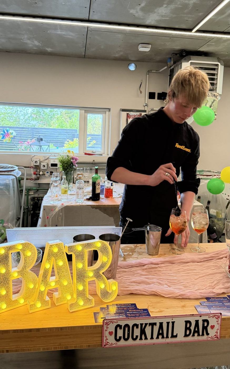 Barþjónn frá RentEvent blandar kokteil á kokteilabar