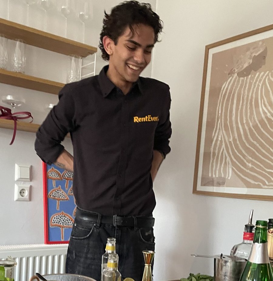Brosandi barþjónn frá RentEvent við barinn