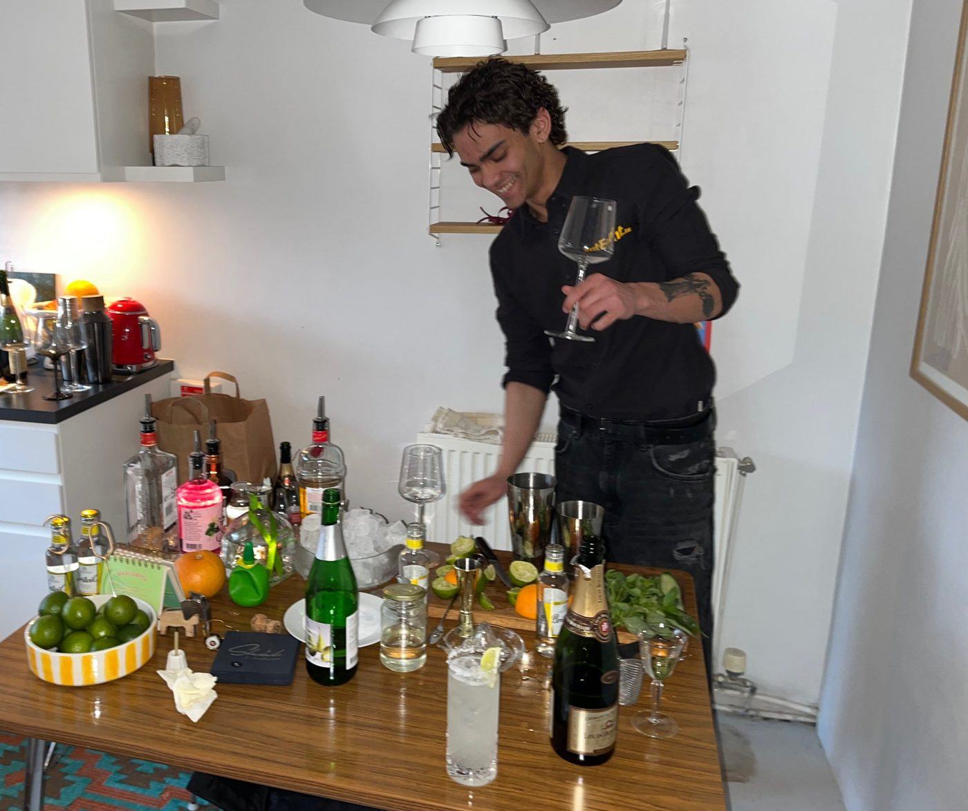Barþjónn frá RentEvent við kokteilabar í heimaveislu