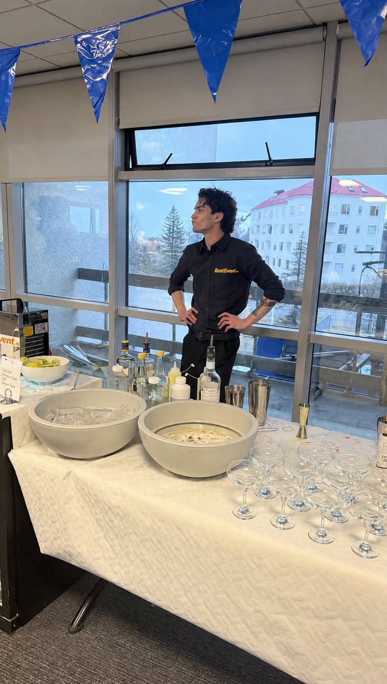 Barþjónn frá RentEvent tilbúinn með glös og klaka í fyrirtækjaveislu