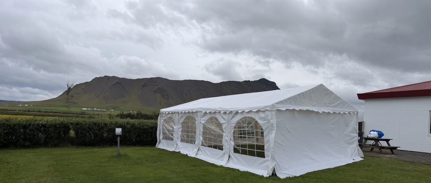 Veislutjald frá RentEvent reist í sama garði