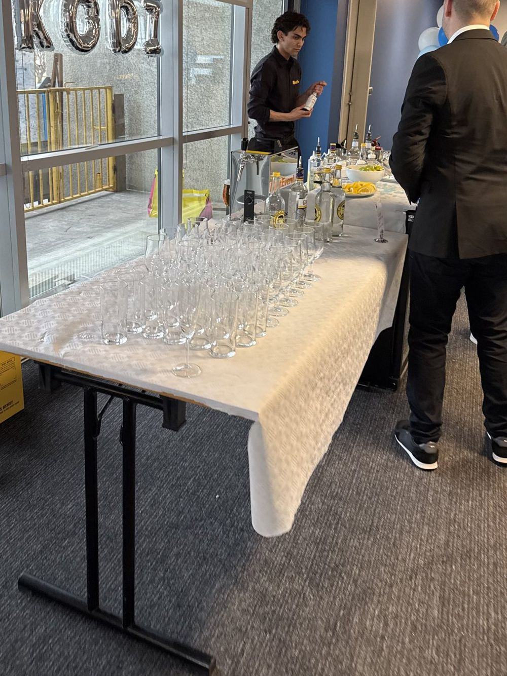 Glös frá RentEvent raðað á borð fyrir veislu