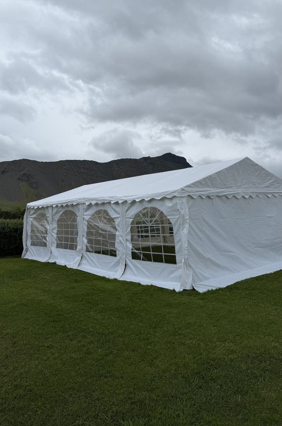 Veislutjald frá RentEvent reist á grasflöt